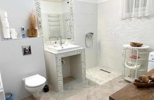 Alsorakos Maison | Full 2BDR Garden House near to Downtown Metro Free Parking