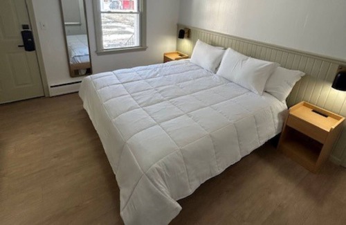Watkins Glen Maison | Full Accessible Inn Room - NFAI