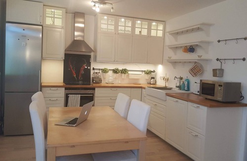Munchen District Appartement | Full Apt, 2 BedRm, 2 bathRm. by ICM,15/20 min to CityCenter/Oktoberfest, Parking