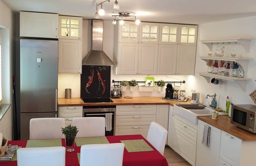 Munchen District Appartement | Full Apt, 2 BedRm, 2 bathRm. by ICM,15/20 min to CityCenter/Oktoberfest, Parking
