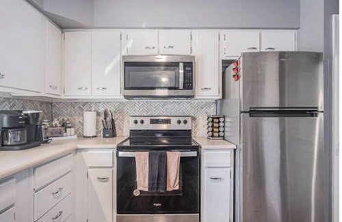 North Central Omaha Maison | Full Duplex, 8 Bedrooms, 4 Baths, 2 Kitchens