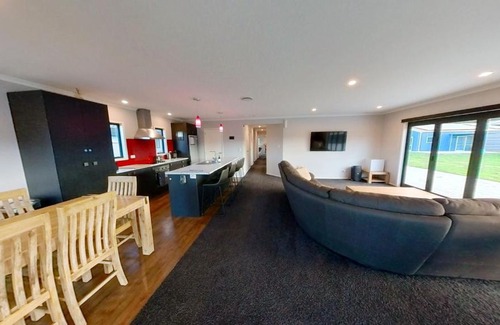 Atiamuri Maison | Full holiday home to yourself, up to 21 guests