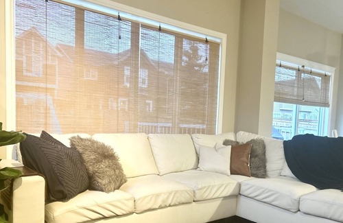 Cochrane Maison | Full House, Pet Friendly, Private Backyard.