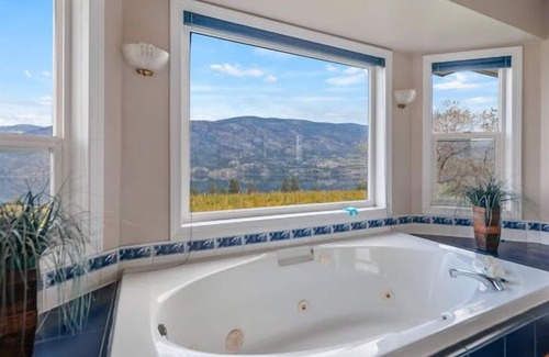 Okanagan-Similkameen Lit Et Petit-Déjeuner | Magnifique vue sur le lac Skaha à gogo, vue sur la montagne depuis un vignoble / verger privé