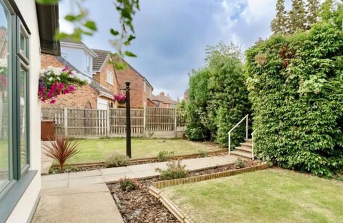 Thurnscoe Maison | Full Modern Home - short & long stays