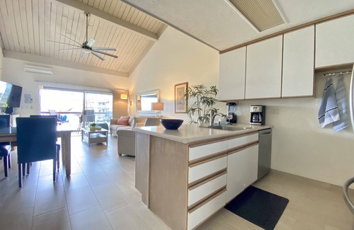 Kihei Copropriété | VUE PLEINE OCÉAN MODERNE SPACIEUX HAUT DE GAMME REMODELÉ A / C DANS LE SALON + CHAMBRES