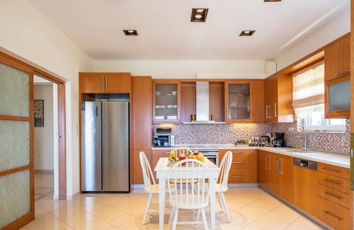 Asteri Villa | Intimité totale, piscine extérieure de 100 m2, piscine intérieure, près de la plage, vue sur la mer!