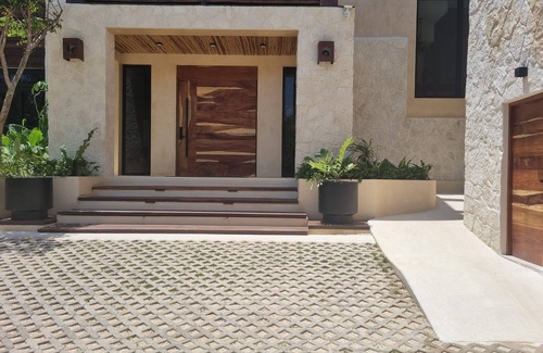 Soliman Bay Villa | Full Service Luxury Beach House including chef, chauffeur, housekeeping & more