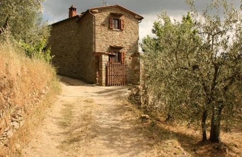 Montecchio Villa | Maison en pierre complètement indépendante et clôturée, porche extérieur. Jardin équipé avec table,