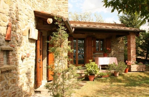 Montecchio Villa | Maison en pierre complètement indépendante et clôturée, porche extérieur. Jardin équipé avec table,