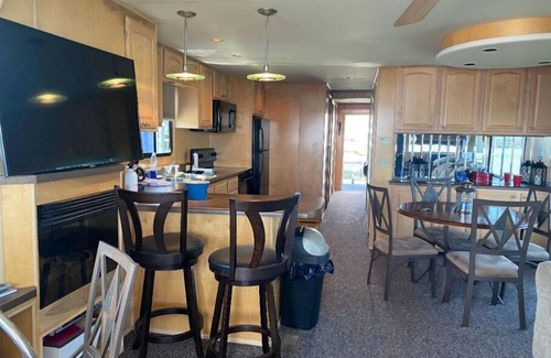 Havre De Grace Location De Bateaux | Fully Equipped Docked Houseboat at Log Pond Marina in Havre de Grace, MD.