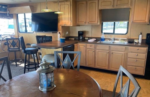 Havre De Grace Location De Bateaux | Fully Equipped Docked Houseboat at Log Pond Marina in Havre de Grace, MD.