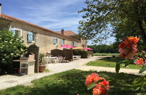 Surgeres Cottage | Fully equipped gite in a calm domaine 30 minutes from La Rochelle