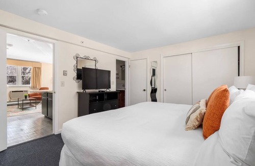 Beverly Hôtel | Fully Equipped Kitchen and Free Parking Included for a Hassle-Free Stay
