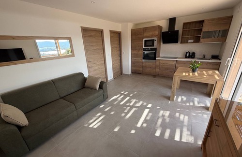 Santa Giulia Villa | Mini Villa tout équipée vue plage de Santa-Giulia depuis sa terrasse de 34 m2