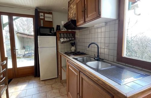 Joyeuse Cottage | Gîte moderne tout équipé, piscines, tennis, aire de jeux