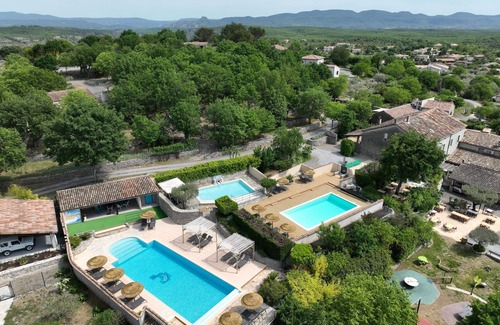 Joyeuse Cottage | Gîte moderne tout équipé, piscines, tennis, aire de jeux