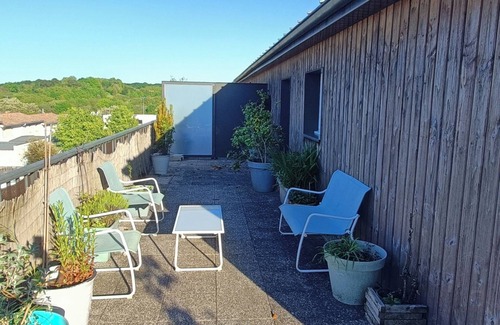 Sainte-Eulalie Appartement | Fully-equipped T2 apartment with large terrace.