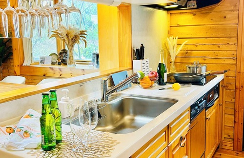 Sano Cabine | Fully equipped with wood stove, large projector, hammock, board games, toys, and other amenities for a comfortable stay! Modern log house, 17 minutes from Ashikaga Flower Park!