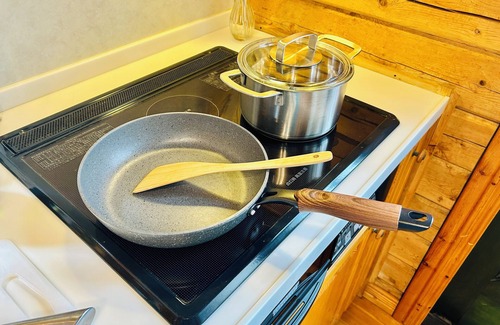 Sano Cabine | Fully equipped with wood stove, large projector, hammock, board games, toys, and other amenities for a comfortable stay! Modern log house, 17 minutes from Ashikaga Flower Park!