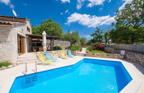 Zabrezani Villa | Entièrement clôturé, piscine privée, entièrement climatisé, accepte les animaux domestiques