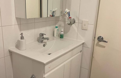 Merrylands Appartement | Fully furnished 1 bedroom with shared bathroom with 1 person.