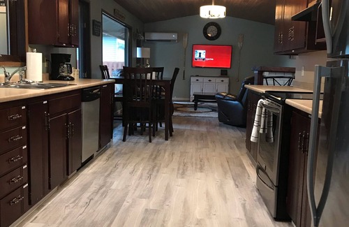 Sicamous Maison | Entièrement meublé, maison de style éleveur de 2000 pieds carrés, avec climatisation