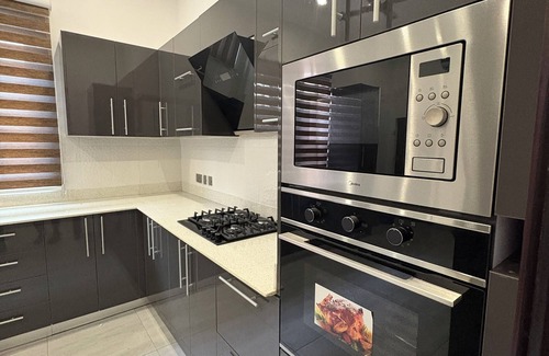 Nungua Appartement | Fully furnished 3-bedroom apartment in an Estate at Sakumono with all you nee