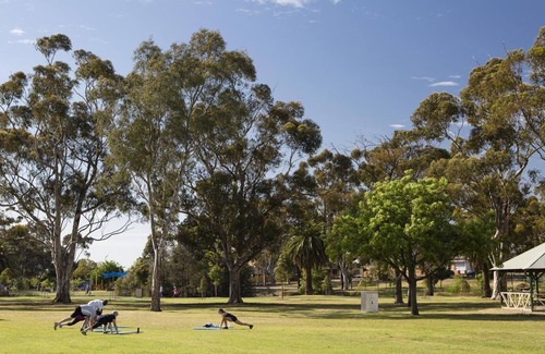 Essendon North Appartement | Fully Furnished New Designer apartment - Contemporary & Convenient