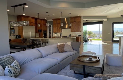 Calico Ridge Maison | Fully Furnished Henderson Hideaway by Lake LV