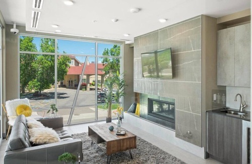 Berkley Copropriété | Fully furnished luxury top floor condo across from Regis University