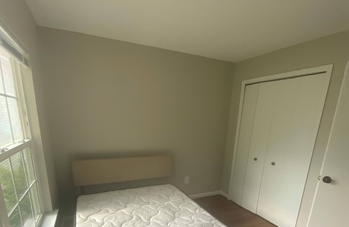 Wheaton Copropriété | Fully furnished room in sun-drenched condo. 7 minute walk to Wheaton metro.