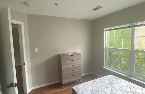 Wheaton Copropriété | Fully furnished room in sun-drenched condo. 7 minute walk to Wheaton metro.