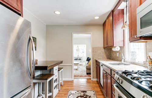 Summit Appartement | FULLY FURNISHED upstairs apt of two family home in residential neighborhood