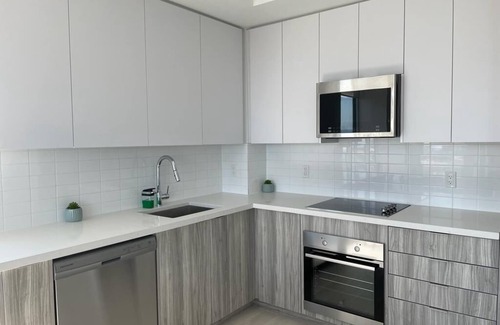 Oakville Copropriété | Fully furnished, very clean and bright Modern Lake view , perfect location