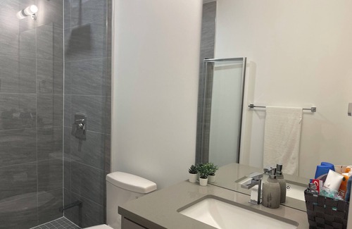 Oakville Copropriété | Fully furnished, very clean and bright Modern Lake view , perfect location