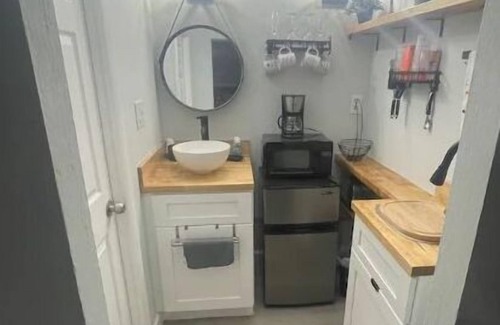 Bostwick Park Appartement | Fully remodeled 1 bedroom studio