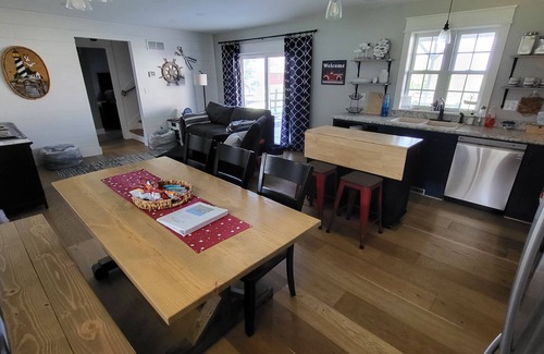 Curtice Maison | Fully remodeled house 5 min from Lake Erie, large yard.
