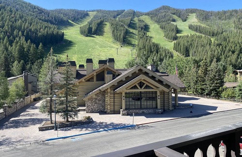 Ketchum Copropriété | Fully Remodeled Modern Condo Steps from Warm Springs Lift