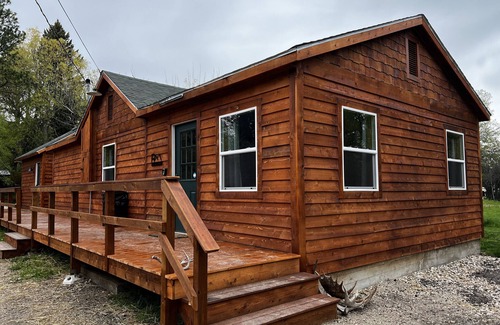 Saddlestring Cabine | Fully Remodeled Story Cabin minutes from mountain trails!