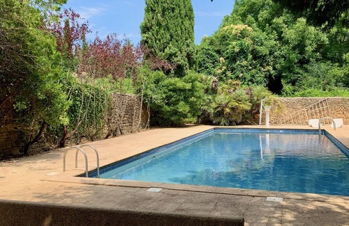 Remoulins Maison | Maison du XVIII siècle, entièrement rénovée et climatisée, avec grande piscine