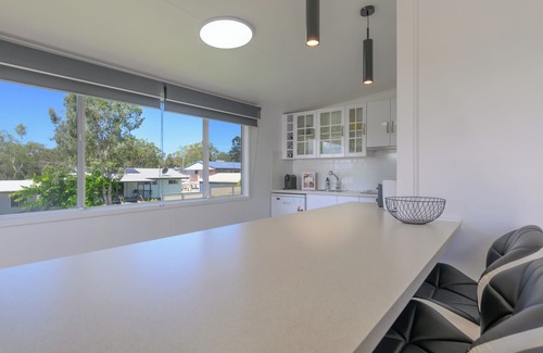 West Gladstone Maison | Fully renovated home, close to parks, river & beach