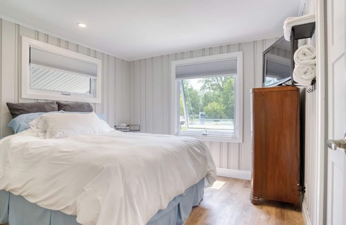 Lighthouse Cove Cottage | Fully renovated lakefront cottage on lake St. Clair in Lighthouse Cove, ON