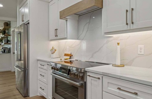 Enchanted Oaks Maison | Fully Renovated Luxury Lake Front Retreat for Multiple Families!