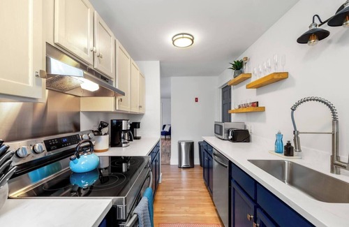 Stowe Appartement | Fully Renovated & Modern 2 BR w/ Forest Views