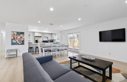 North Central Carrollton Maison | Fully Renovated, Spacious House!