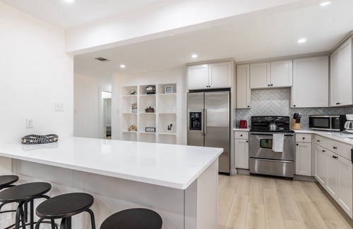 North Central Carrollton Maison | Fully Renovated, Spacious House!