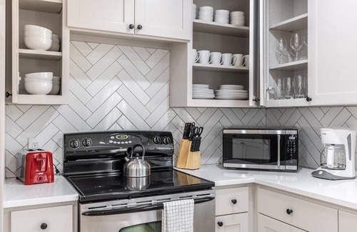 North Central Carrollton Maison | Fully Renovated, Spacious House!