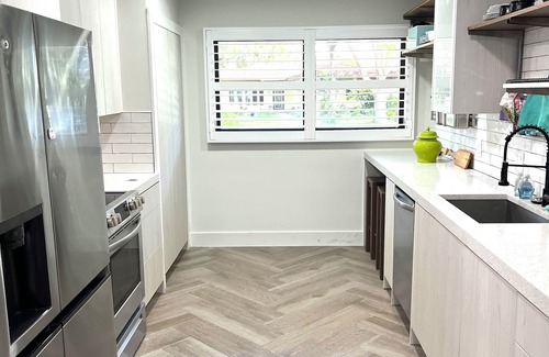 Lake Clarke Shores Maison | Fully renovated gem! Large Pool on a lush double lot