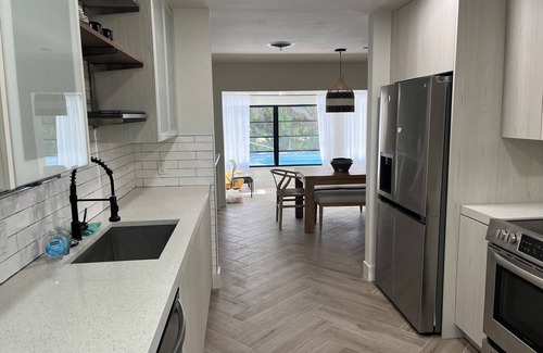 Lake Clarke Shores Maison | Fully renovated gem! Large Pool on a lush double lot